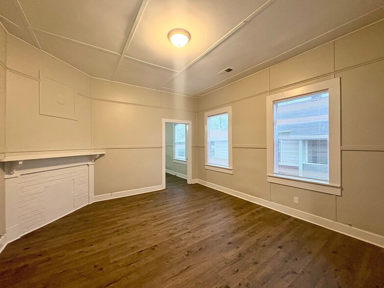 Building Photo - 8 4th St