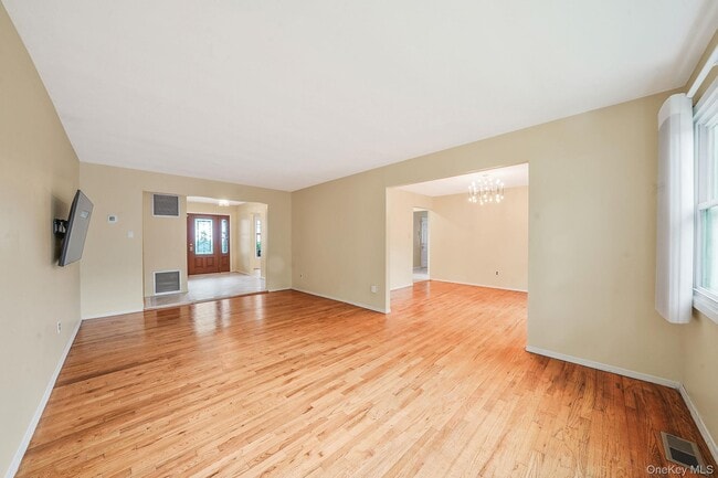 Building Photo - 386A Glen Cove Ave