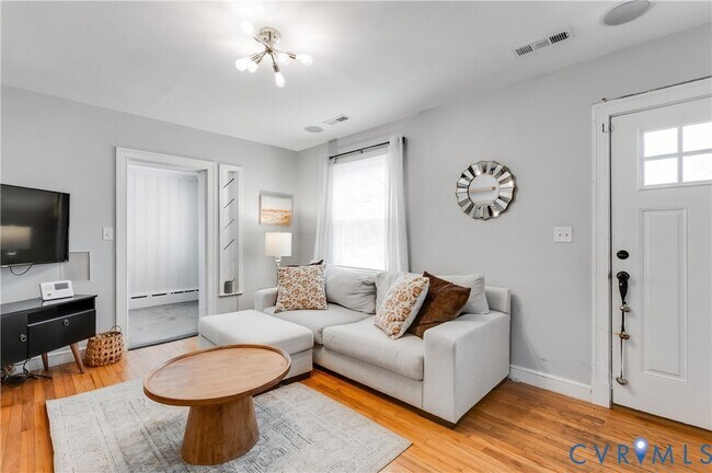 Building Photo - 2103 Pinetree Dr