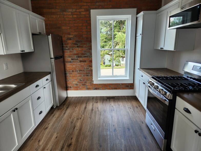 Kitchen - 615 Summer St