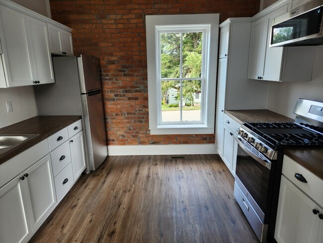 Kitchen - 615 Summer St