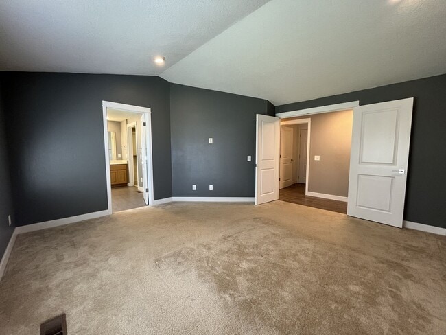 Building Photo - Beautiful Single-Level 3 Bedroom Home with Modern Kitchen and Open Floor Plan