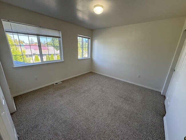 Building Photo - 3 bedroom, 2.5 bath Townhouse