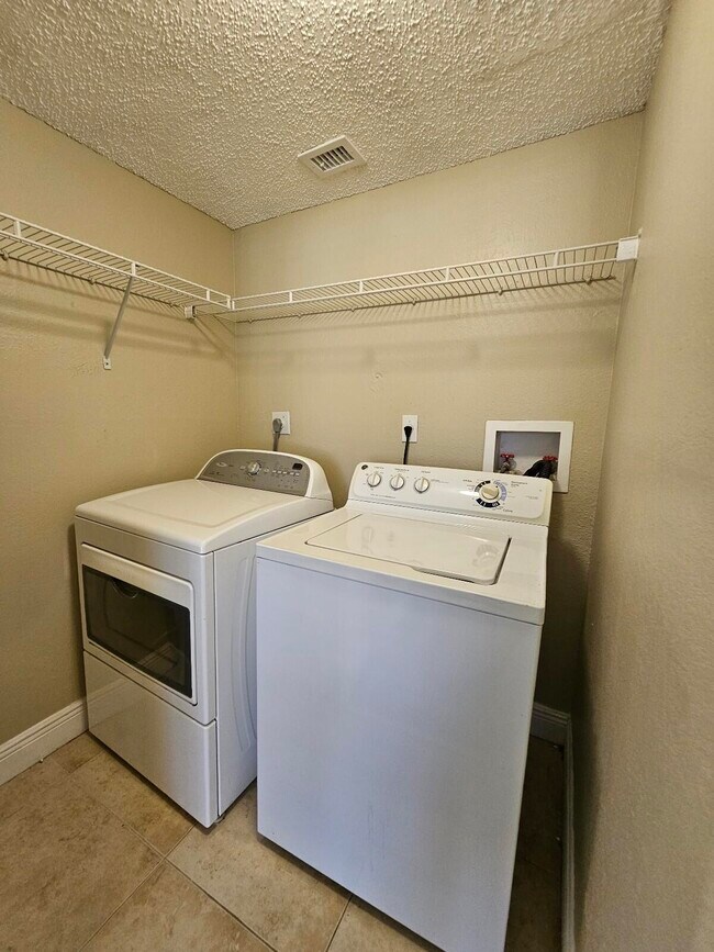 Building Photo - 1447 Lake Crystal Dr