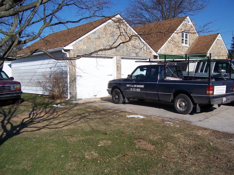 2 car garage - 1909 Baltimore Pike