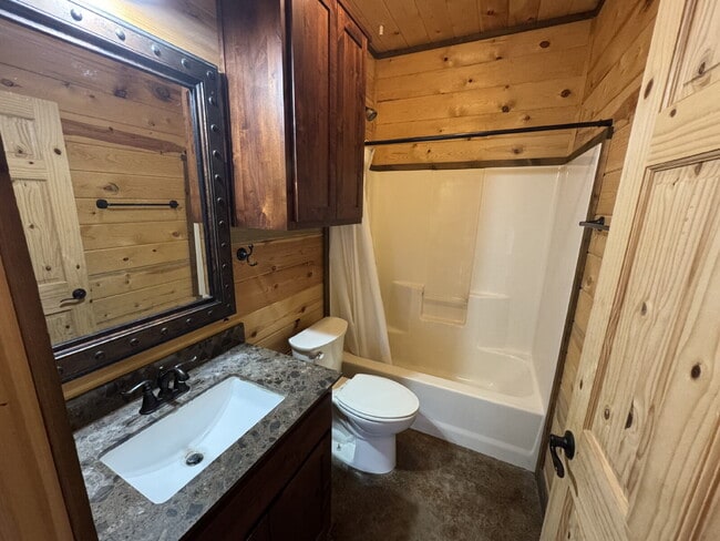 Building Photo - 2 bed 2 bath fourplex. Stained concrete floors. Washer & Dryer hookups in unit.