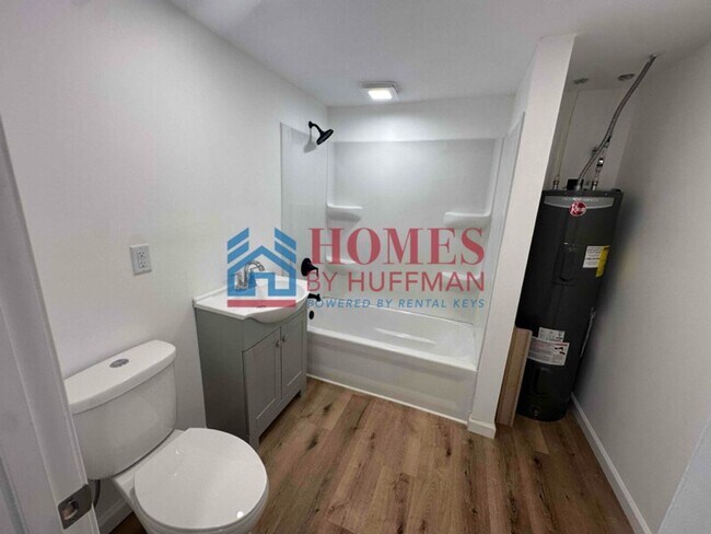 Building Photo - Two Bedroom House | Completely Updated | Move In Special