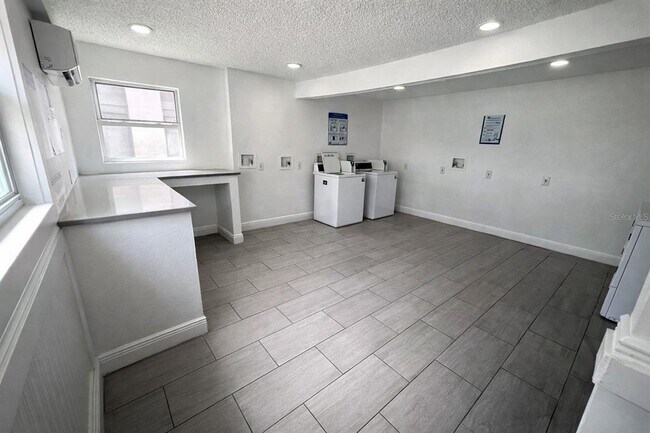 Building Photo - 8425 Cerro Cir