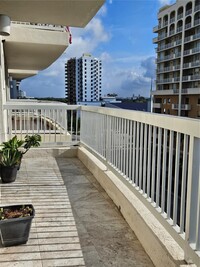 Building Photo - 2400 SW 27th Ave