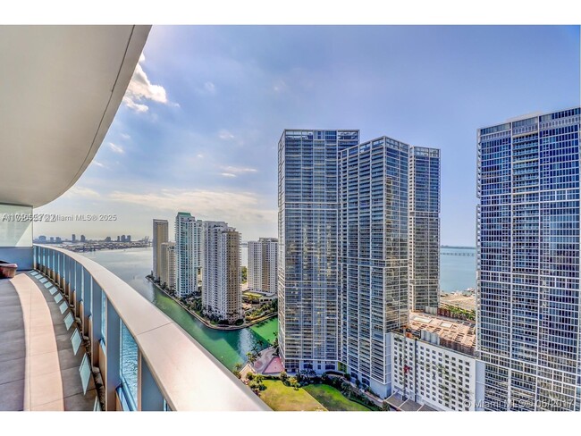 Primary Photo - 200 Biscayne Blvd Way