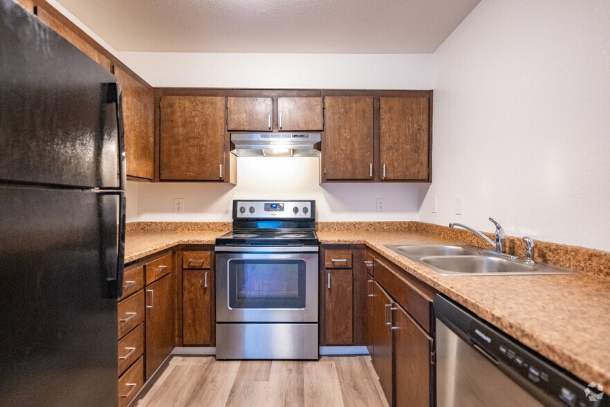 3BR, 2.5BA - 1,250SF - Kitchen - Cedarwood Apartments