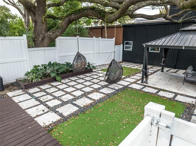 Building Photo - 315 W 9th St