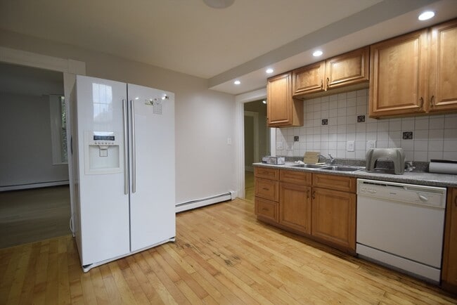 Building Photo - 24 St James St