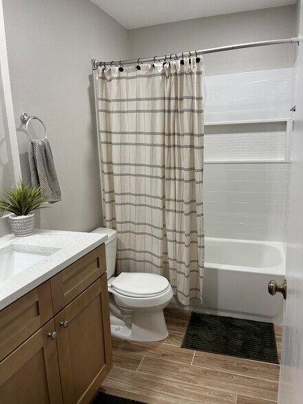 Upstairs Bath - 4114 Woodlark Dr