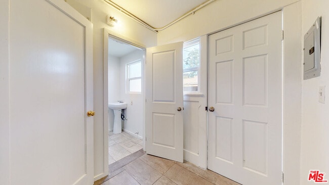 Building Photo - 1436 S Norton Ave