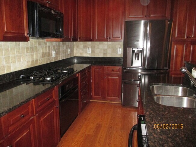 Building Photo - Potomac Club Condo