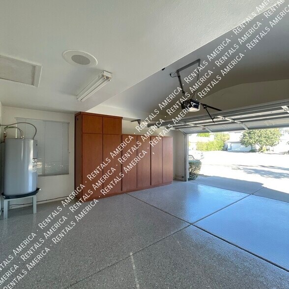 Building Photo - 26 S Tiago Dr