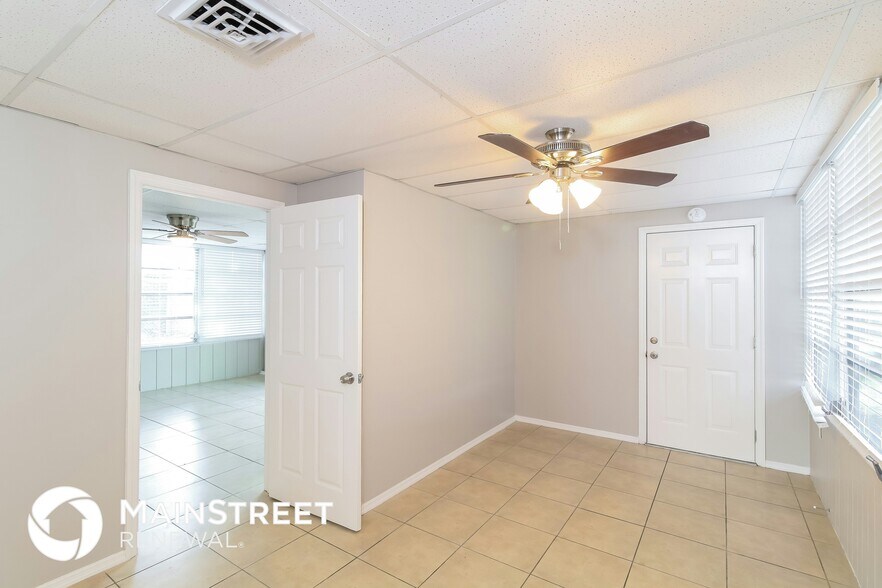 Building Photo - 649 Sheridan Dr