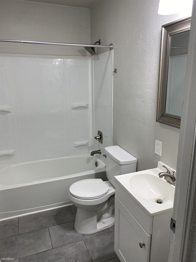 Building Photo - 2 br, 1 bath Duplex - 2754 Foster Street