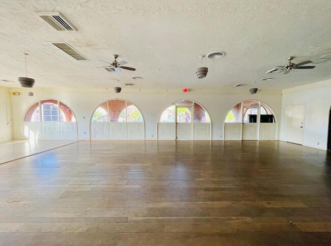 Building Photo - 660 Tennis Club Dr