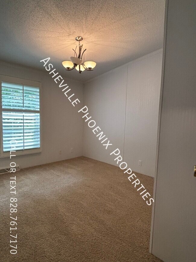 Building Photo - 3 Double Oaks Dr