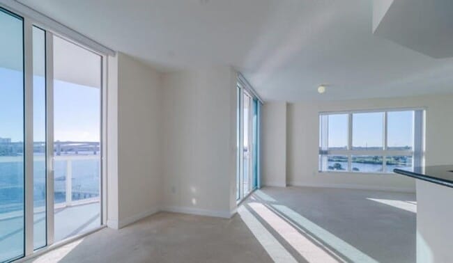 Building Photo - Direct riverfront 3 bedroom 3 bath