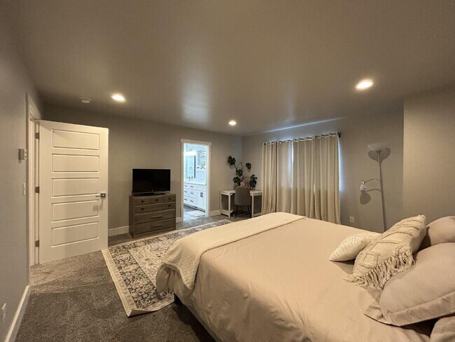 Building Photo - Beautiful Fully Furnished 3 Bed, 2.5 Bath Townhouse on Corner Lot