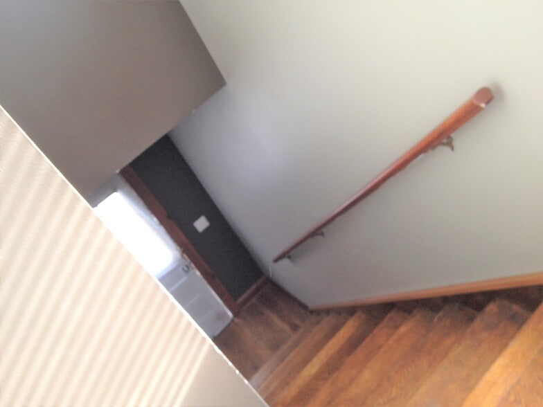 Stairway Exiting to Front Porch - 923 Hillcrest E Dr