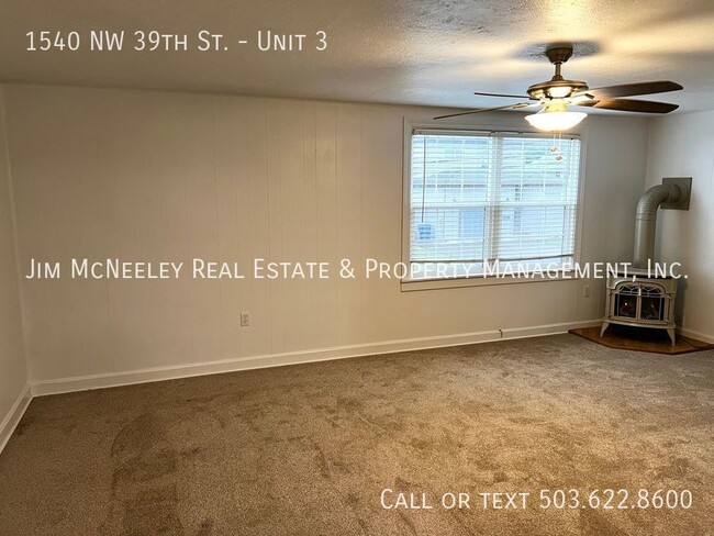 Building Photo - Well Maintained Upper Unit With Ocean View!