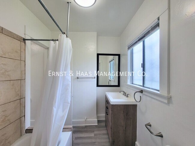 Building Photo - Charming 1+ Bedroom California Bungalow home!
