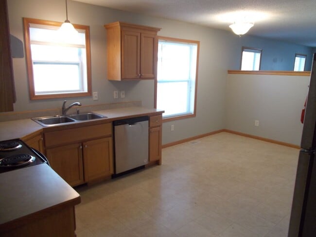 Building Photo - 3 Bedroom, 1 Bathroom Home.