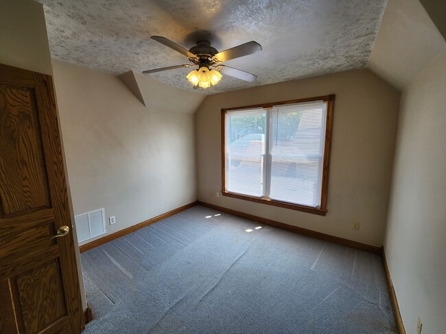 Building Photo - Single Family 3 bedroom 1.5 bath in Moline