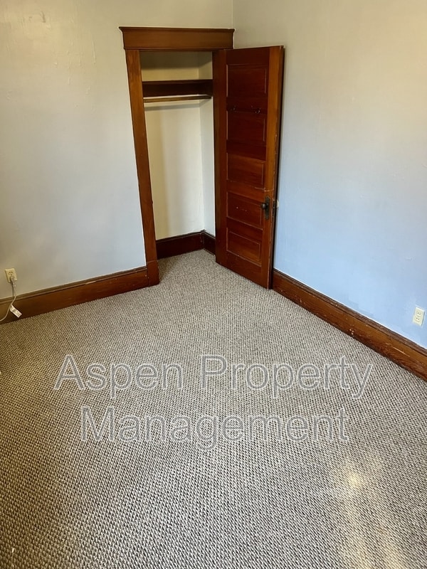 Building Photo - 1626 Dodge St