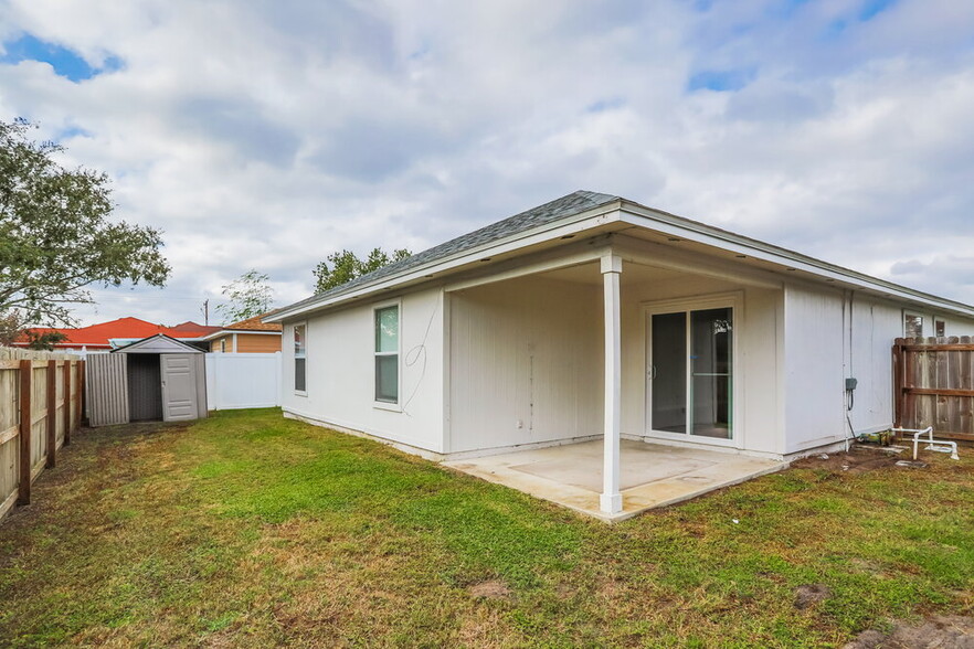 Building Photo - 3233 Chantilly Ct