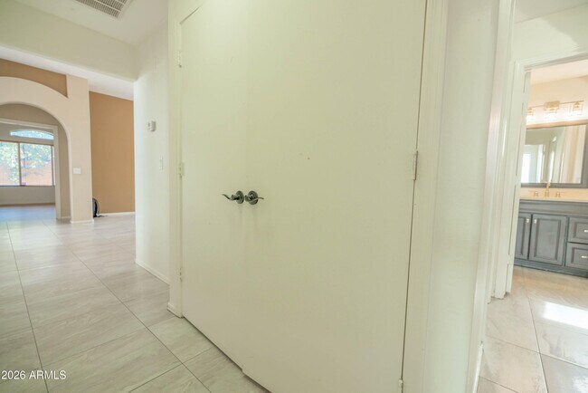 Building Photo - 1401 S 80th St