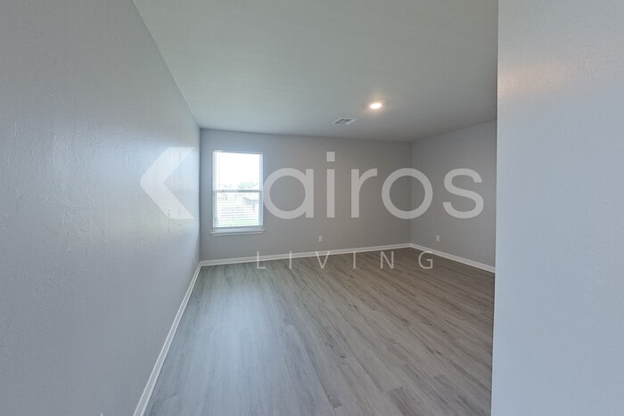 Building Photo - 721 St James Pl