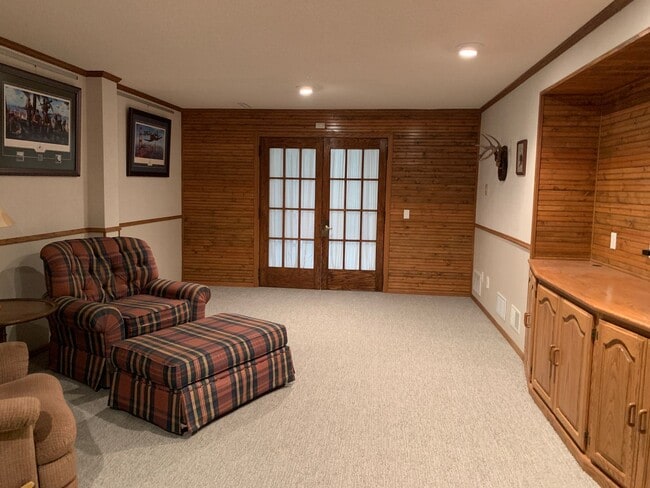 Building Photo - Executive 3 Bedroom Home