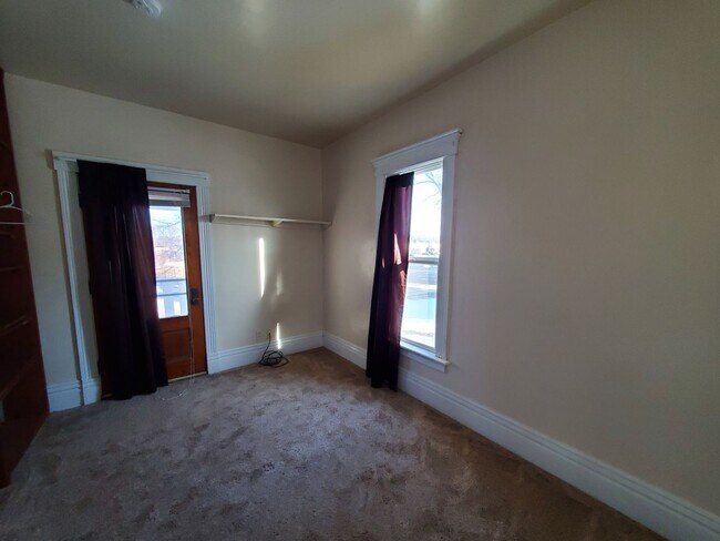 Building Photo - 4 Bedroom House for June 1st