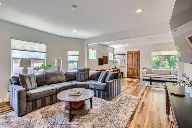 Building Photo - Highlands 2 BDR Turnkey Home