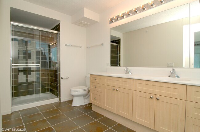 Main bathroom - 800 Elgin Rd
