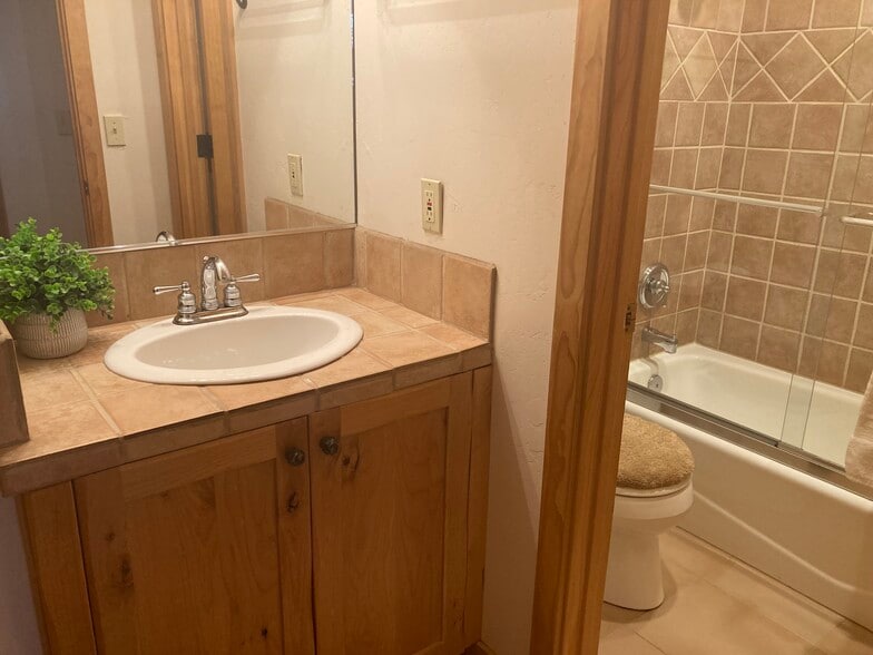 Building Photo - 720 Deer Valley Dr