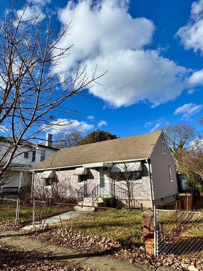 Building Photo - 3 Bed 1 Bathroom House with yard in Church...