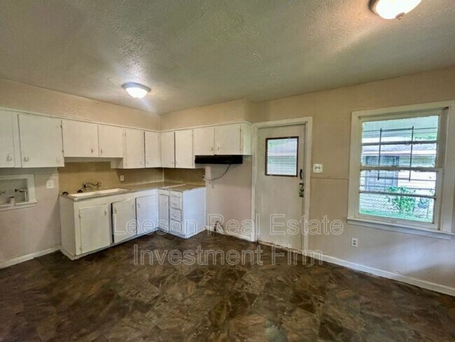Building Photo - 307 W 71st St