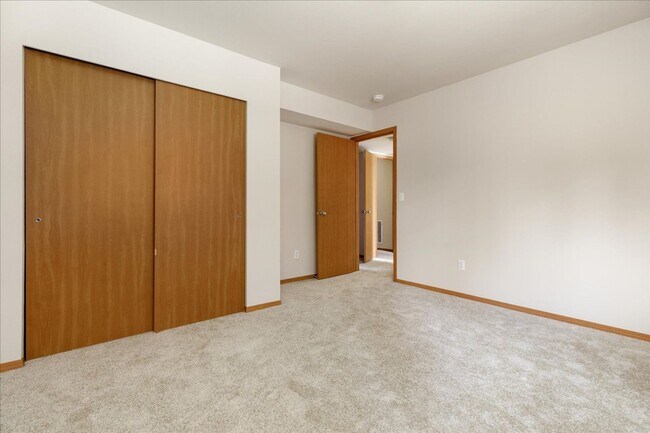 Building Photo - Beautiful Spacious 4 Bedroom 2.75 Bathroom...