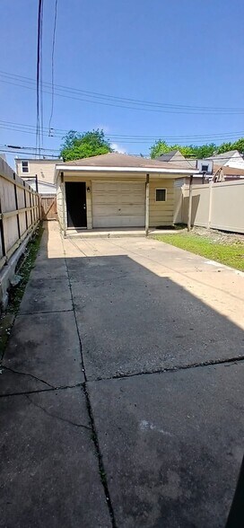 Building Photo - 2026 N Kedvale Ave