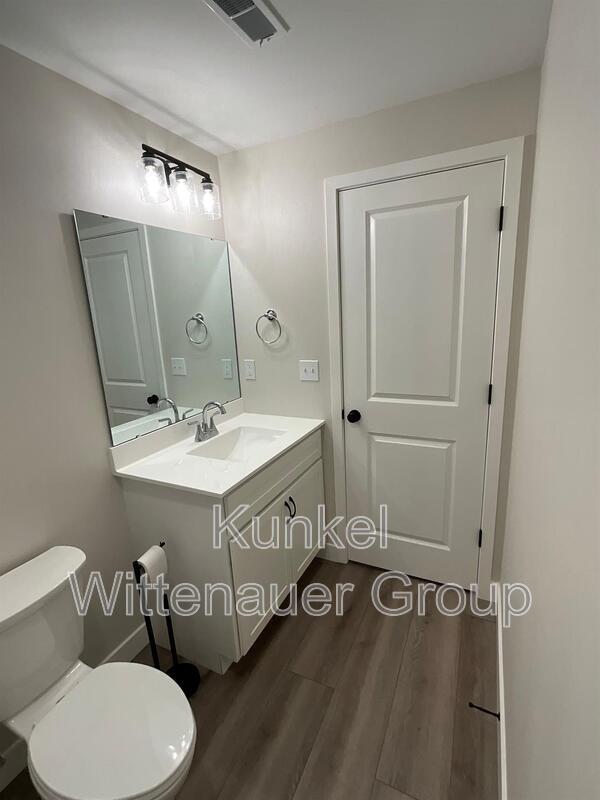 Building Photo - 812 Applewood Creek Dr