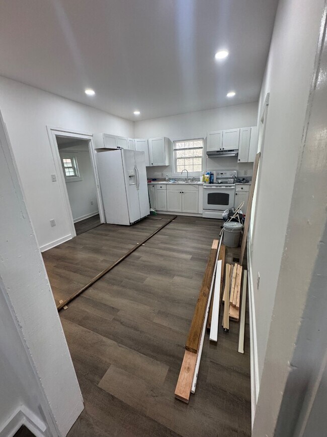 Building Photo - 227 Lewis St