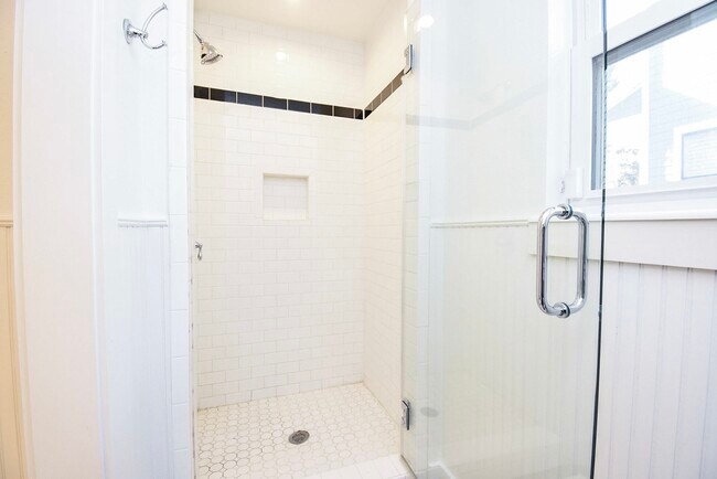 Building Photo - 413 W 10th St