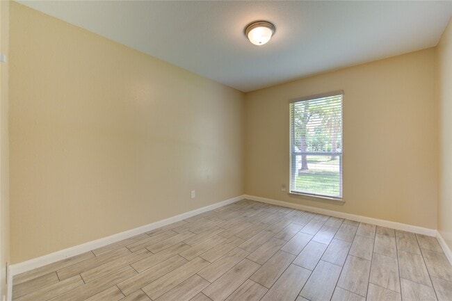 Building Photo - 3702 Royal Manor Dr