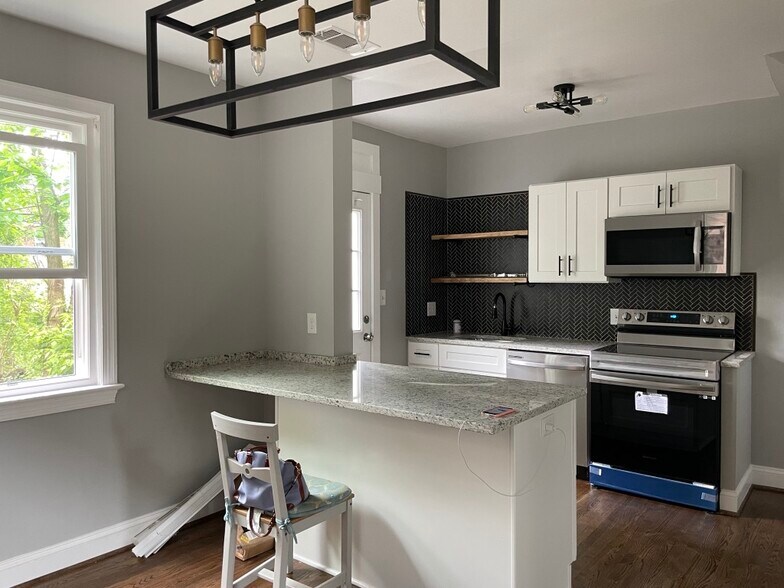 Kitchen - 302 S Courthouse Rd